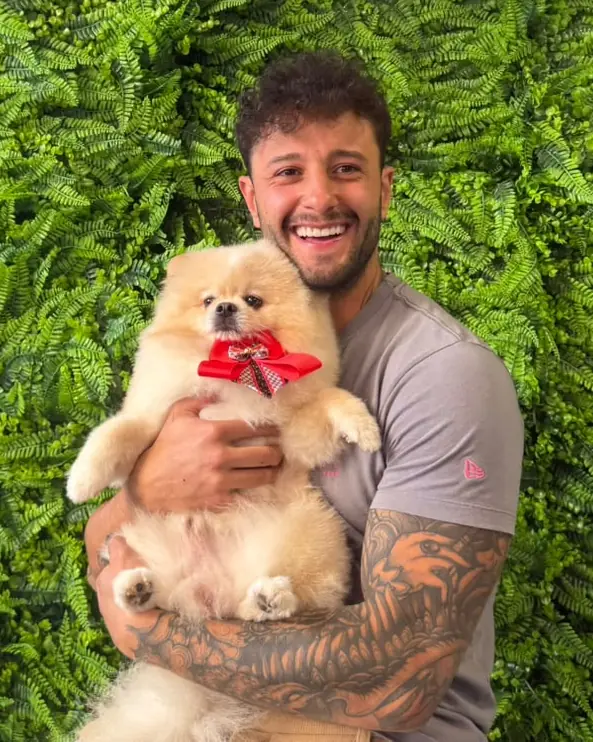 Groomer da Aris cuidando de um cão durante o atendimento